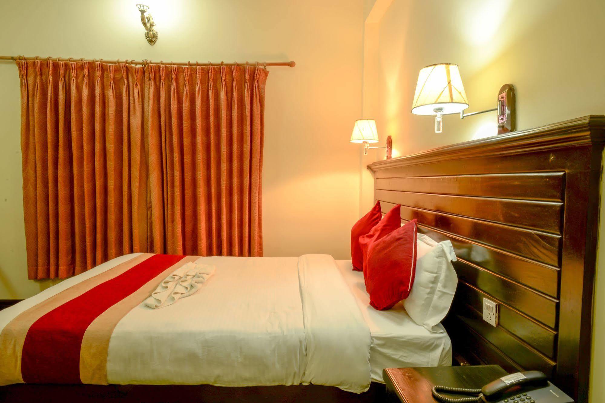 Hotel Lake Star Pokhara Eksteriør billede